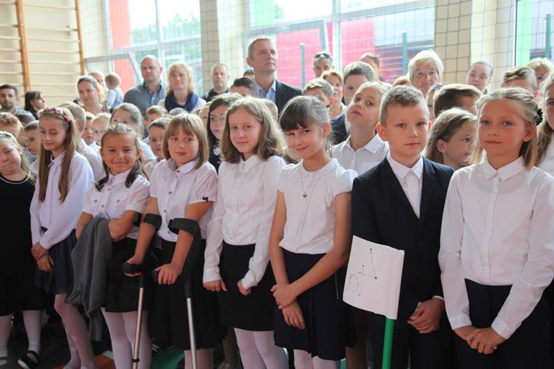 Uroczyste rozpoczęcie roku szkolnego w miejskich podstawówkach i gimnazjach. ZDJĘCIA