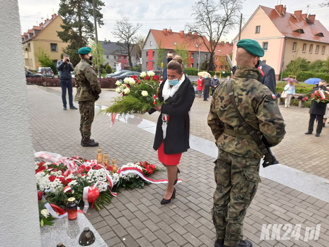 Uroczystość pod pomnikiem powstańców z udziałem wojewody Kłosowskiego i poseł Czochary. ZDJĘCIA