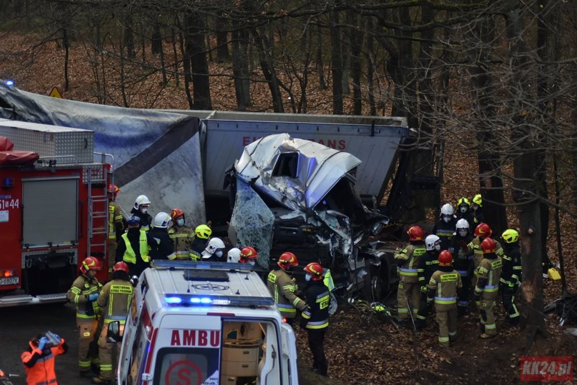 Urwanie koła zapasowego mogło być przyczyną wczorajszego wypadku na DW 408. Policja podaje wstępne okoliczności zdarzenia