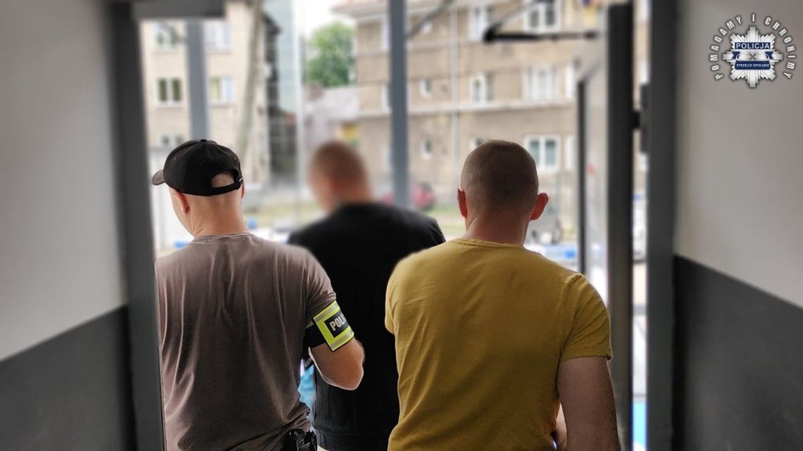 Uszkodzili drzwi mieszkania i grozili właścicielowi śmiercią. Policjanci zatrzymali 31 i 34-latka