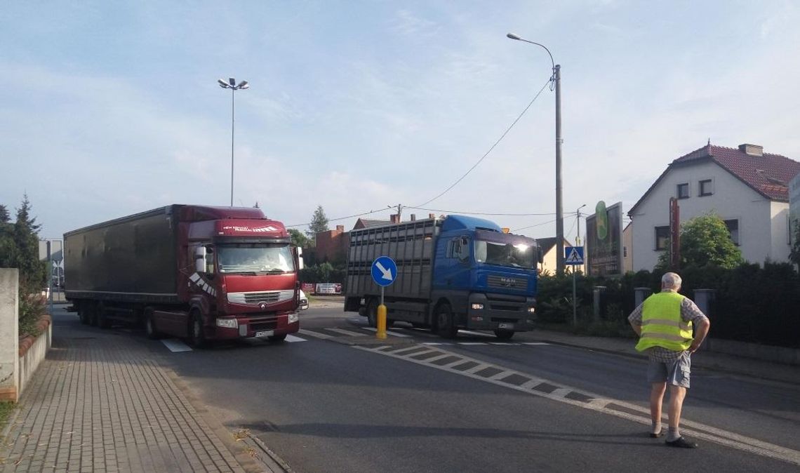 Uszkodzona ciężarówka zablokowała wyjazd z ronda w Większycach. ZDJĘCIA