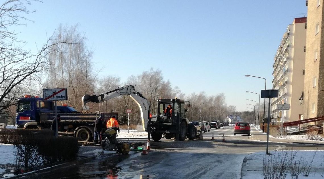 Uszkodzony rurociąg na osiedlu Piastów. Część mieszkańców pozbawiona dostaw wody