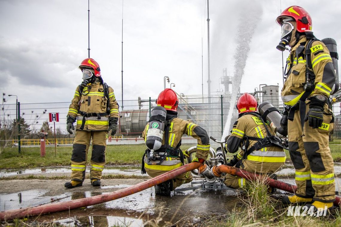 Uszkodzony zbiornik i wyciek niebezpiecznej substancji w Blachowni. Strażacy z całego województwa szkolili się na terenie zakładu