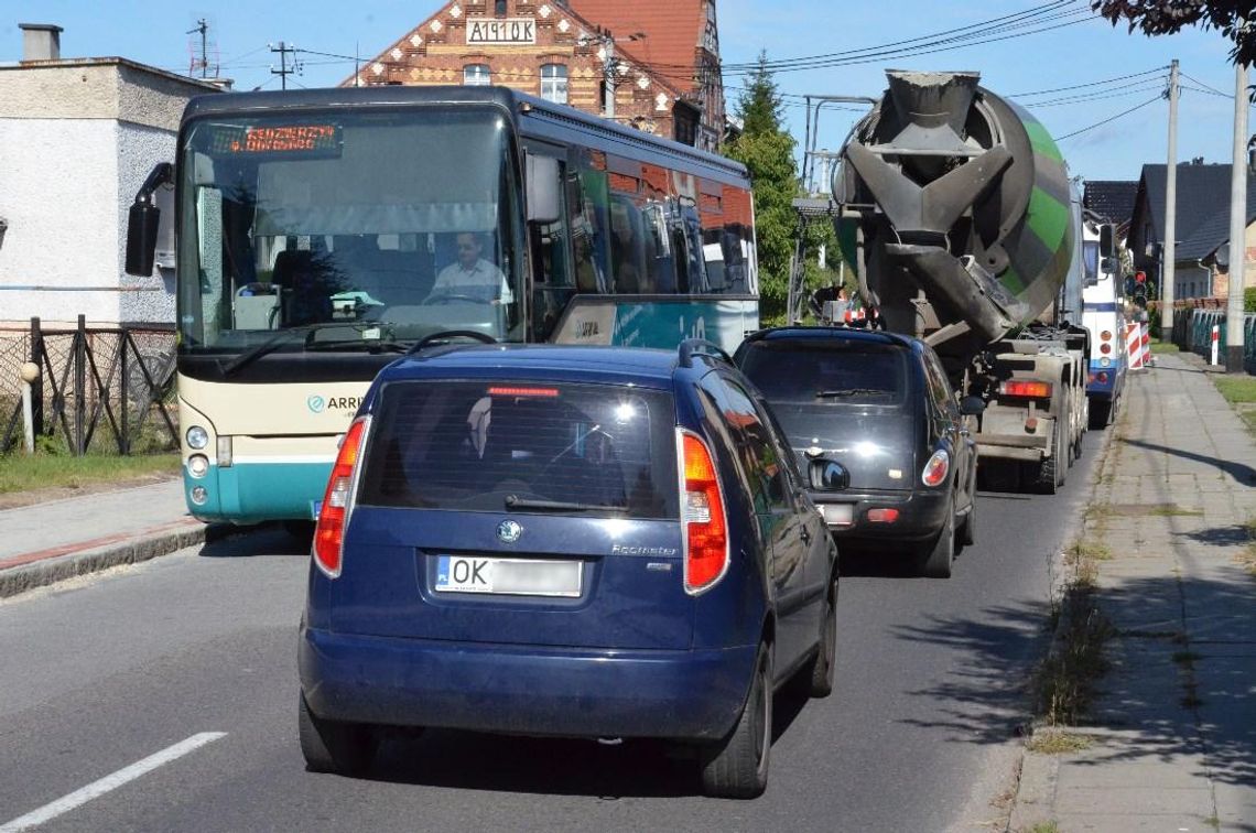 Utrudnienia dla kierowców w Kłodnicy. Trwa przebudowa chodnika i montaż sygnalizacji świetlnej