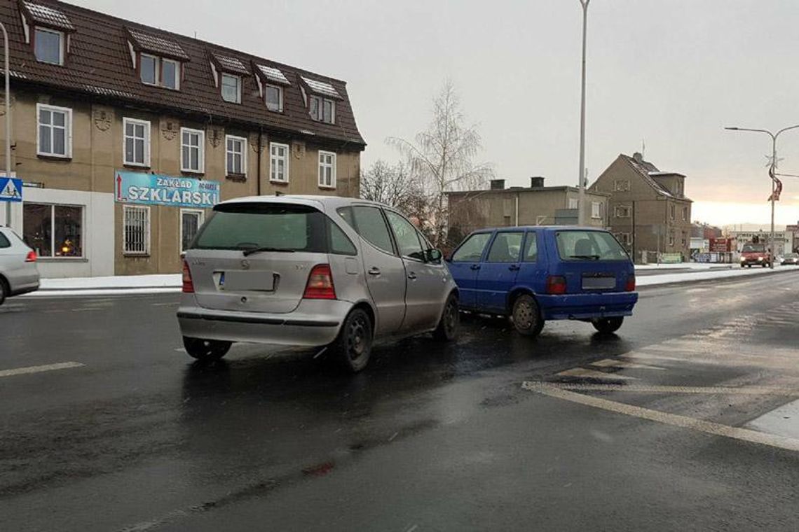 Utrudnienia na Kozielskiej. Przy Kauflandzie zderzyły się dwie osobówki