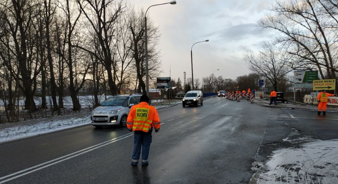 Utrudnienia na moście Ludwikowskiego w Koźlu. Ruch odbywa się wahadłowo