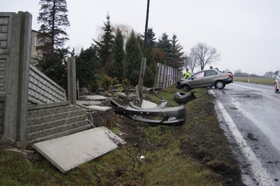 Utrudnienia w ruchu na DK 45. Osobowa honda wbiła się w betonowy płot. ZDJĘCIA