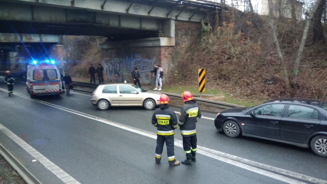 Utrudnienia w ruchu na obwodnicy. Ciężarówka uszkodziła wiadukt, droga jest zablokowana