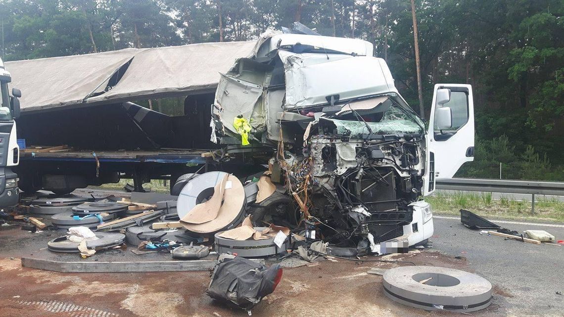 Uwaga kierowcy jadący w kierunku Wrocławia. Autostrada zablokowana po zderzeniu 6 ciężarówek