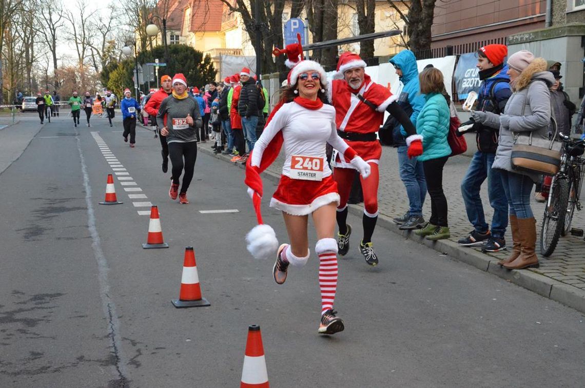 VI Bieg Mikołajkowy w Kędzierzynie-Koźlu. Pomogli choremu Szymonkowi. FOTOREPORTAŻ