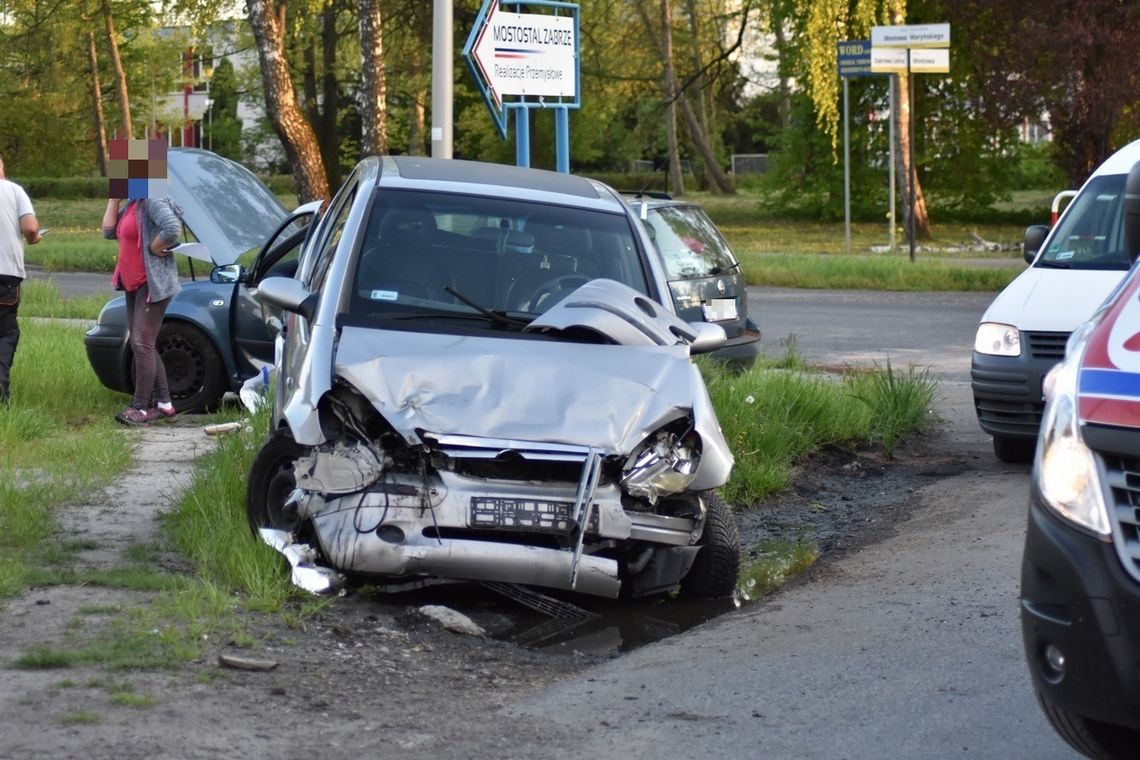 Volkswagen nie ustąpił pierwszeństwa na skrzyżowaniu. Groźnie wyglądająca kolizja w Azotach