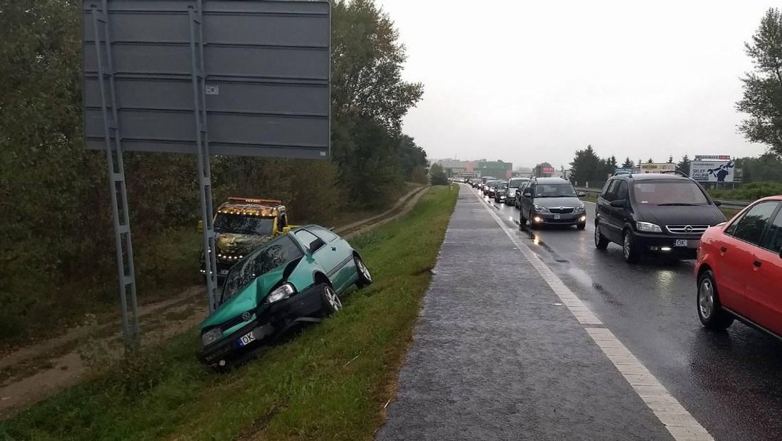 Volkswagen nie wyhamował i uderzył w znak. Kolizja na obwodnicy miasta