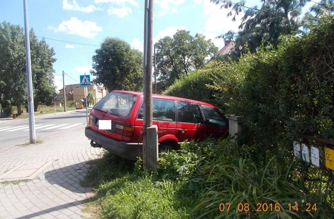 Volkswagen passat wbił się w ogrodzenie posesji. Kierowca był pijany