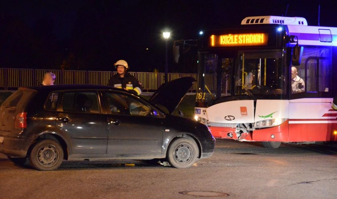 Volkswagen wjechał w autobus. Czołowa kolizja na ulicy Łukasiewicza. ZDJĘCIA