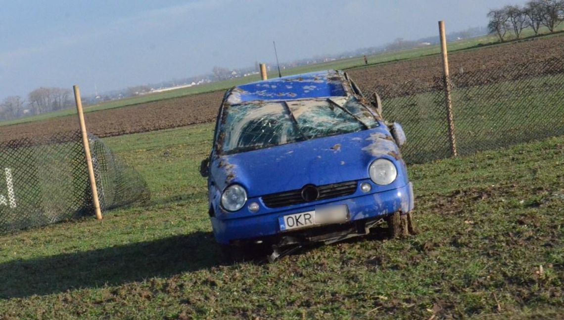 Volkswagen wypadł z drogi i dachował na polu. Niebezpieczne zdarzenie na drodze krajowej nr 45