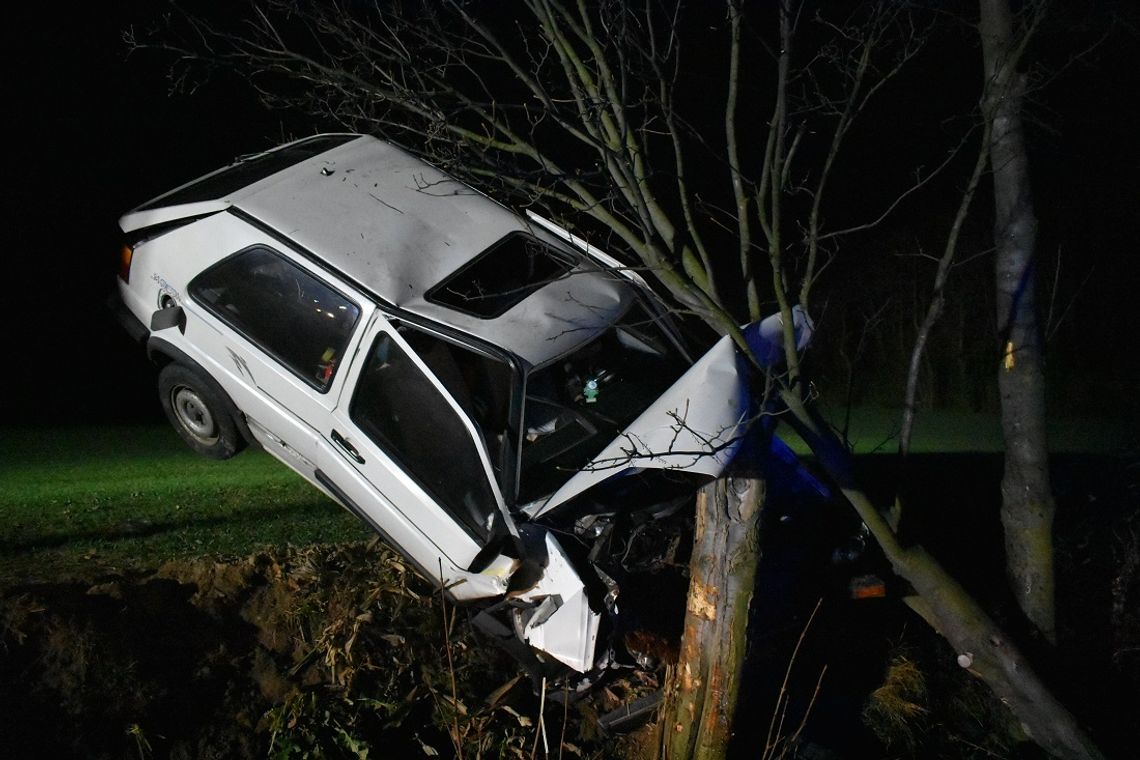 Volkswagen wypadł z drogi i wbił się w drzewo. Groźny wypadek w Karchowie