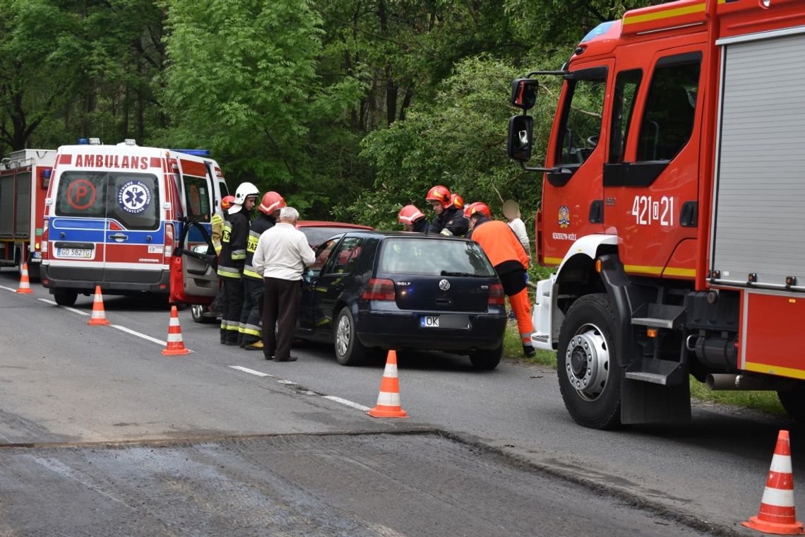 Volkswagen zderzył się z audi. Wypadek dwóch osobówek na drodze wojewódzkiej