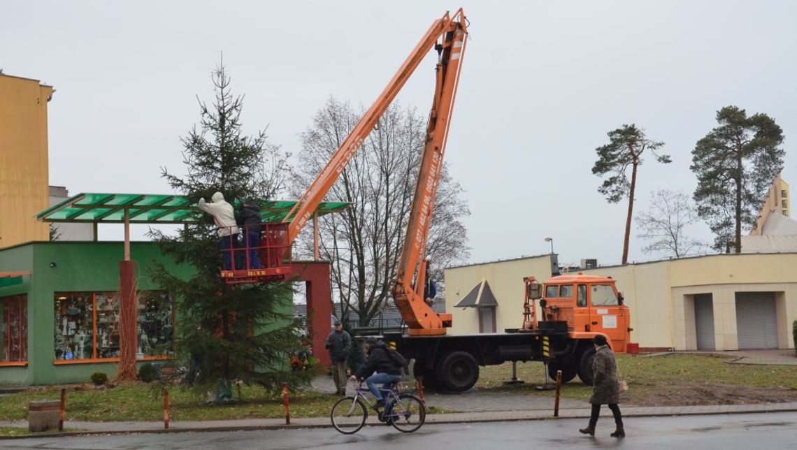 W Blachowni stanęła dziś wielka choinka. W czwartek rozświetlenie i osiedlowe Mikołajki