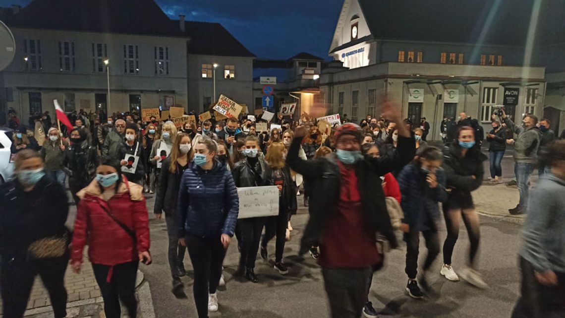 W centrum Kędzierzyna-Koźla zebrał się tłum protestujących. Idą aleją Jana Pawła II