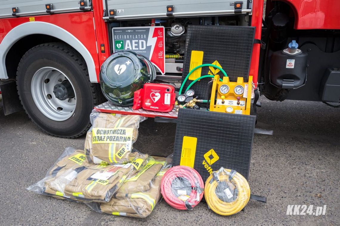 W Cisowej zawiśnie defibrylator AED. Strażacy otrzymali sprzęt w ramach Budżetu Obywatelskiego