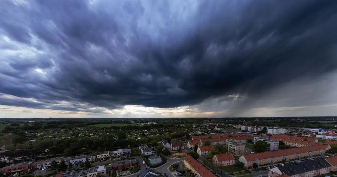 W godzinach popołudniowych możliwe załamanie pogody. Ostrzeżenie meteorologiczne dla naszego powiatu W godzinach popołudniowych możliwe załamanie pogody. Ostrzeżenie meteorologiczne dla naszego powiatu