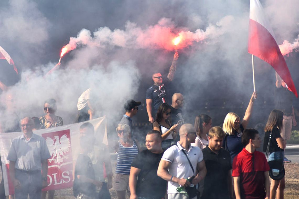 W godzinę "W" na rondzie Pileckiego znów będą płonąć race. Akcja Patriotycznego Kędzierzyna-Koźla