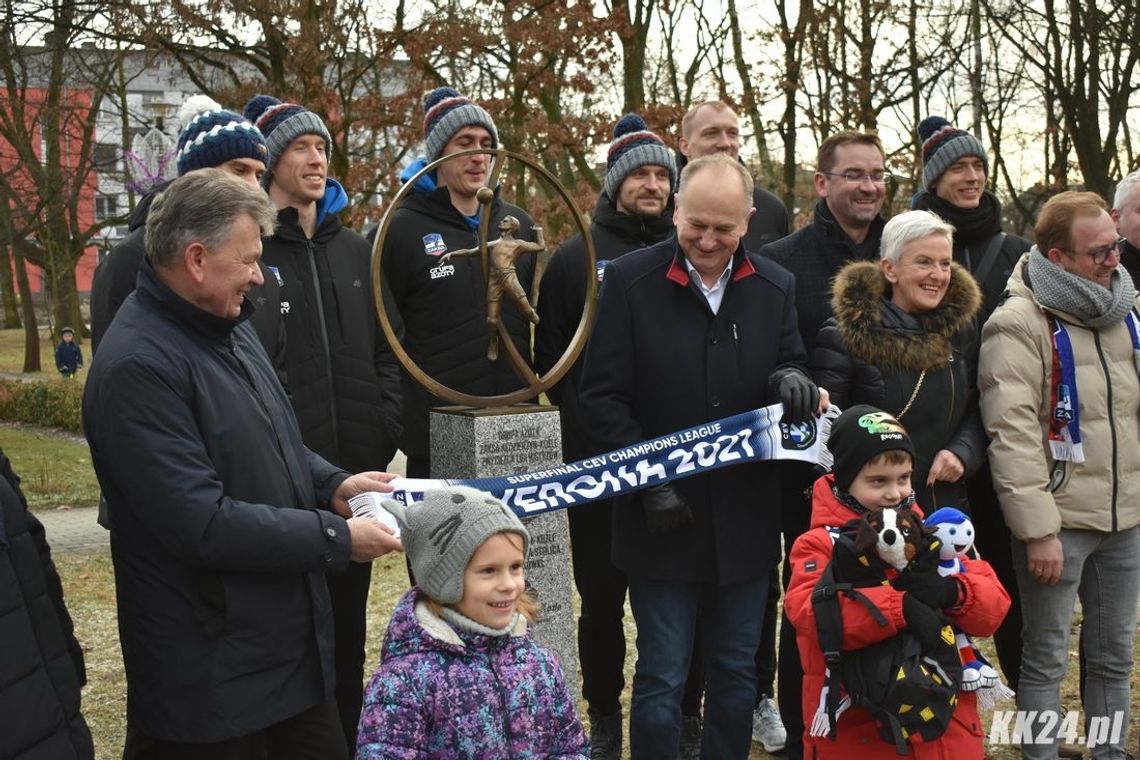 W Kędzierzynie-Koźlu odsłonięto nowy pomnik. Upamiętnia zwycięstwo Grupy Azoty ZAKSA w Lidze Mistrzów 2020/2021