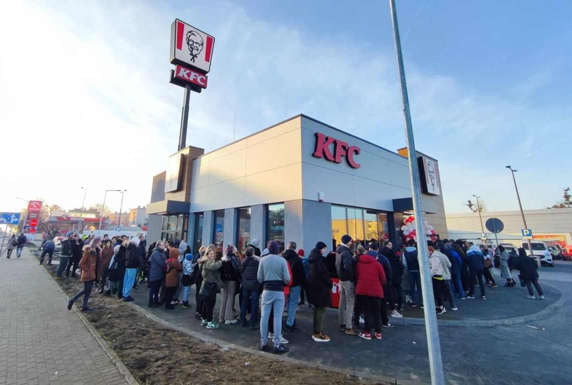 W Kędzierzynie-Koźlu otwarto pierwszą restaurację KFC. Przed lokalem długa kolejka. WIDEO