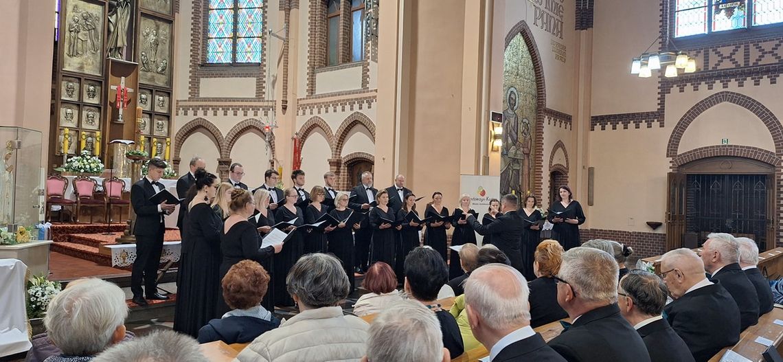 W kościele pw. św. Mikołaja wystąpiły cztery chóry. VI Festiwal Pieśni Maryjnych