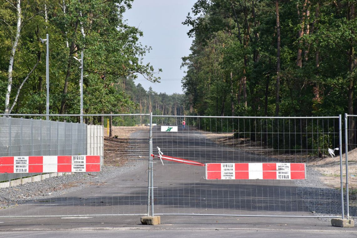 W lesie na osiedlu Piastów powstała nowa asfaltowa droga. Będzie prowadzić do tłoczni gazu