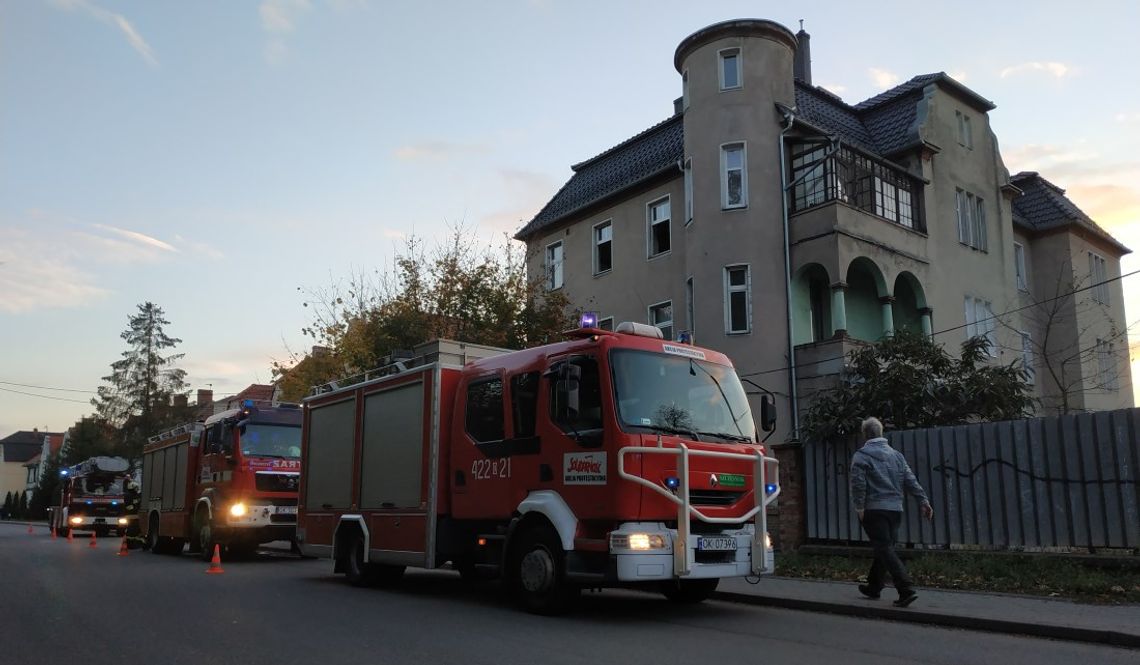 W mieszkaniu pojawiły się kłęby dymu. Interwencja straży w Koźlu Porcie