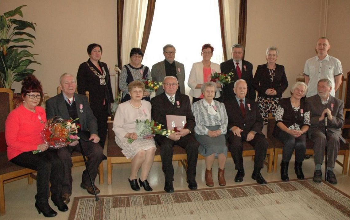 W miłości przeżyli już pół wieku. Wręczenie medali „Za długoletnie pożycie małżeńskie”. ZDJĘCIA