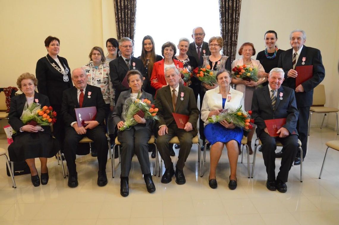 W miłości przeżyli pół wieku. Pary z Kędzierzyna-Koźle z medalami Prezydenta RP. ZDJĘCIA