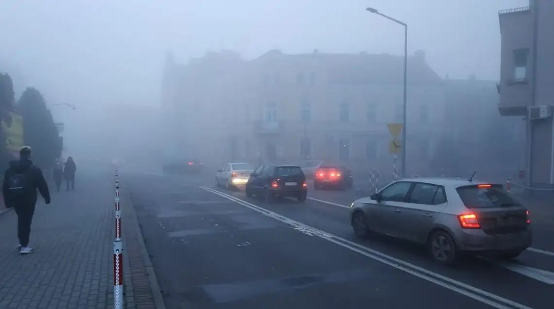 W nocy i nad ranem możemy spodziewać się gęstej mgły. Jest ostrzeżenie dla mieszkańców naszego powiatu