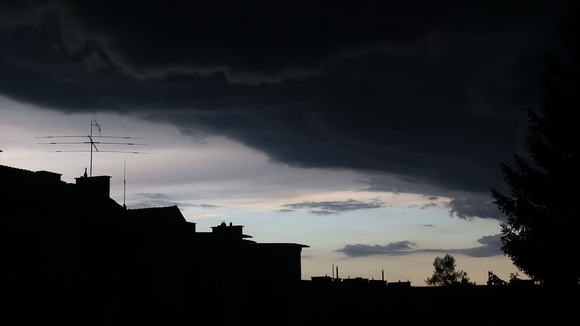 W nocy i nad ranem możliwe lokalne burze. Instytut Meteorologii i Gospodarki Wodnej wydał ostrzeżenie