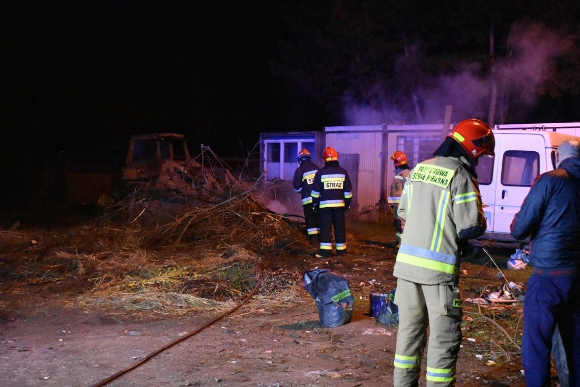 W nocy wziął się za wypalanie. Wysokie zadymienie na Pogorzelcu. Interweniowali strażacy