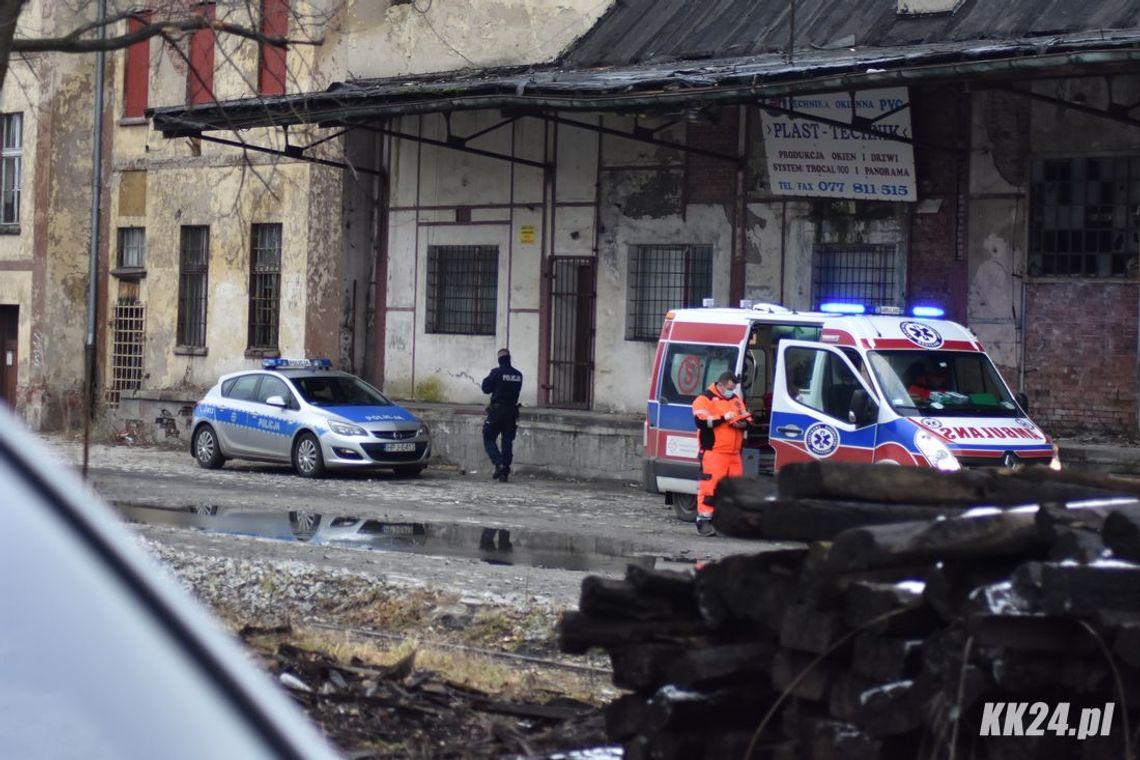 W opuszczonej hali na Pogorzelcu znaleziono zwłoki mężczyzny. Na miejscu policja i prokurator