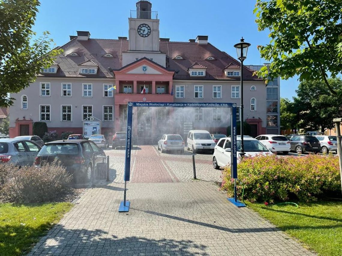 W pięciu punktach na terenie miasta ustawiono kurtyny wodne. W upalne dni można się schłodzić