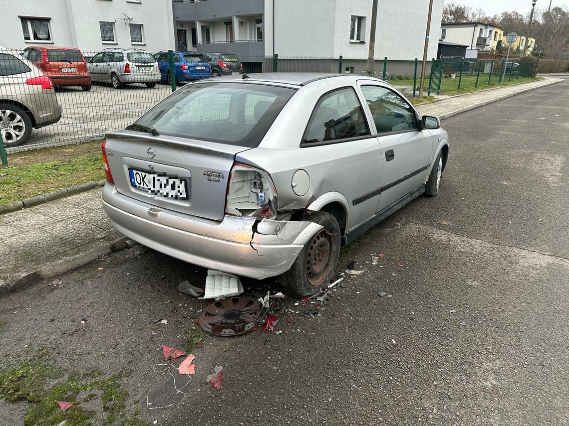 W porzucony w rejonie skrzyżowania samochód uderzył inny pojazd. Nieposprzątane szkła i plastiki leżą na drodze