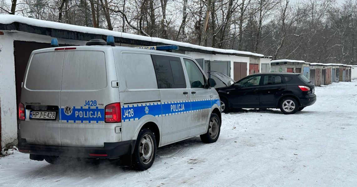 W samochodzie zaparkowanym przy garażach znaleziono zwłoki mężczyzny. Policjanci wyjaśniają okoliczności śmierci 50-latka