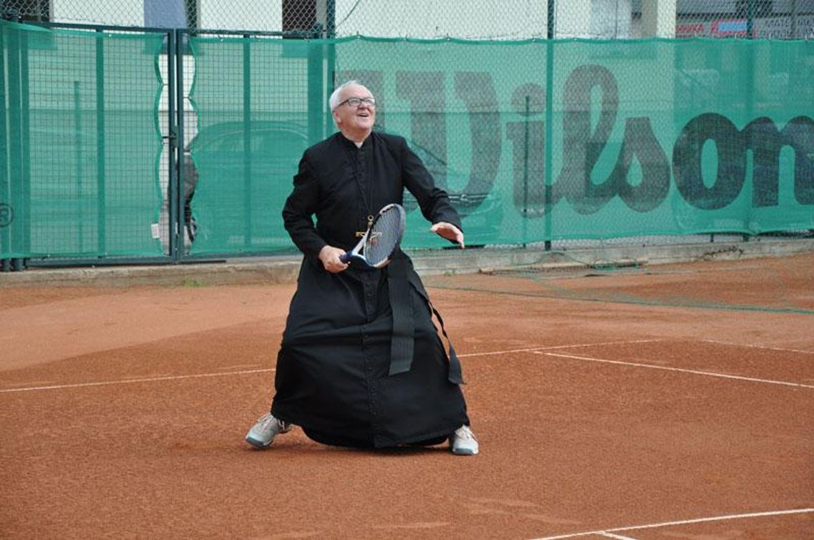 W sutannie na korcie. W Kędzierzynie-Koźlu trwają mistrzostwa księży w tenisie ziemnym