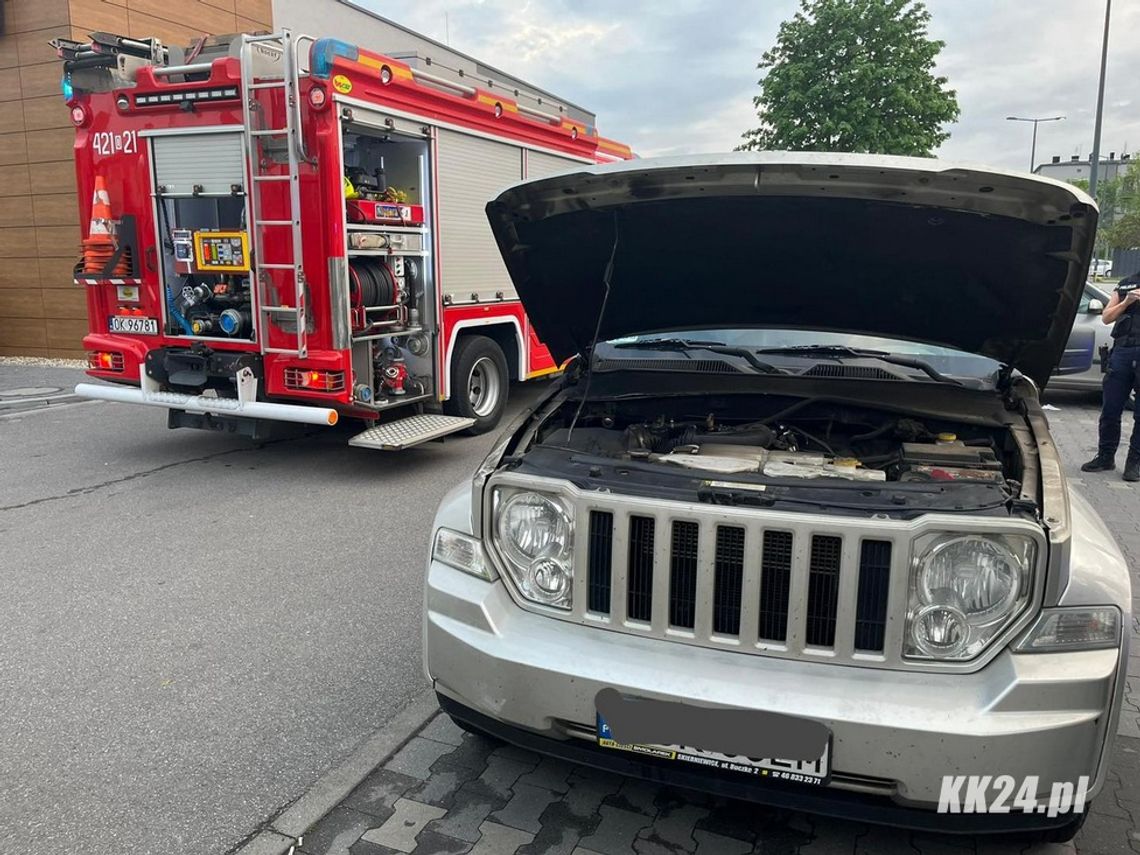 W trakcie jazdy doszło do pożaru osobowego jeepa. Straż pożarna interweniowała przy ulicy Kozielskiej