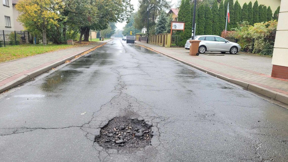 W tym miejscu można uszkodzić samochód. Mieszkańcy ulicy Gajowej ostrzegają przed wielką dziurą i proszą o remont