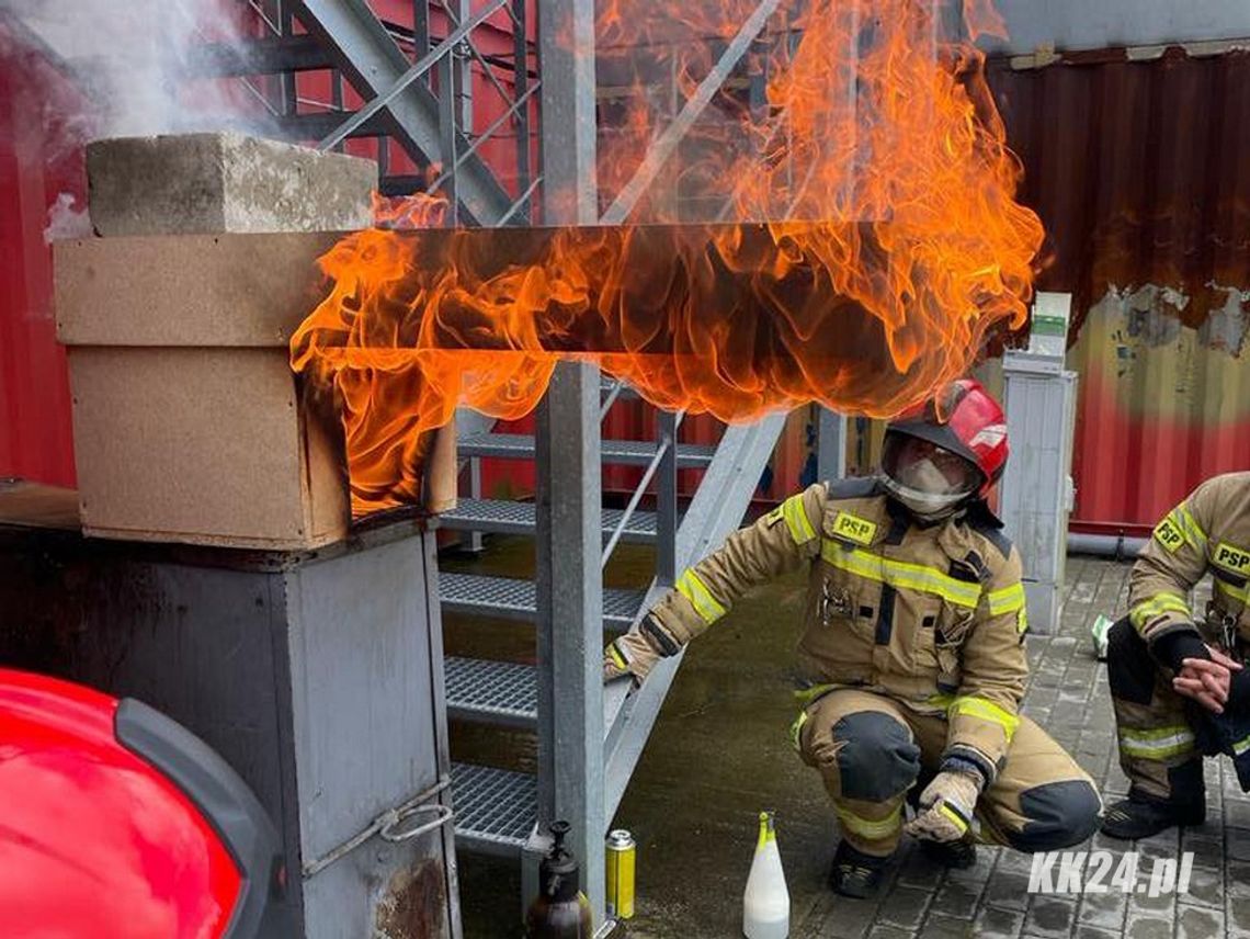 Walka z ogniem i wodą. Strażacy z Kędzierzyna-Koźla intensywnie szkolą swoje umiejętności
