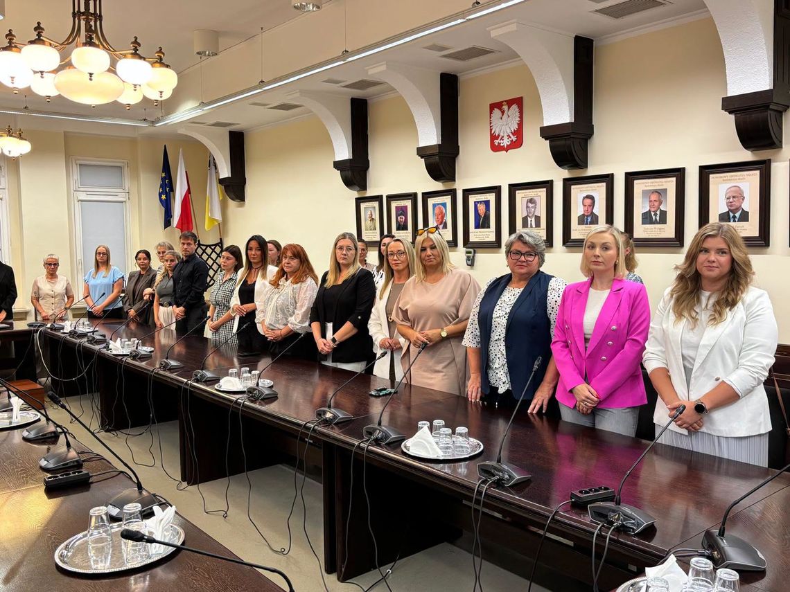 Ważny krok w zawodowej karierze. 29 nauczycieli z Kędzierzyna-Koźla odebrało akty mianowania