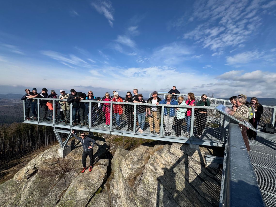 Weszli na Trojak i przeciskali się przez wąskie korytarze jaskini. Mieszkańcy osiedla Piastów wybrali się na integracyjną wycieczkę