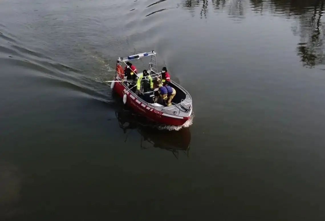 Wędka bez właściciela nad brzegiem jeziora. Służby sprawdzały, czy nikomu nic się nie stało Wędka bez właściciela nad brzegiem jeziora. Służby sprawdzały, czy nikomu nic się nie stało
