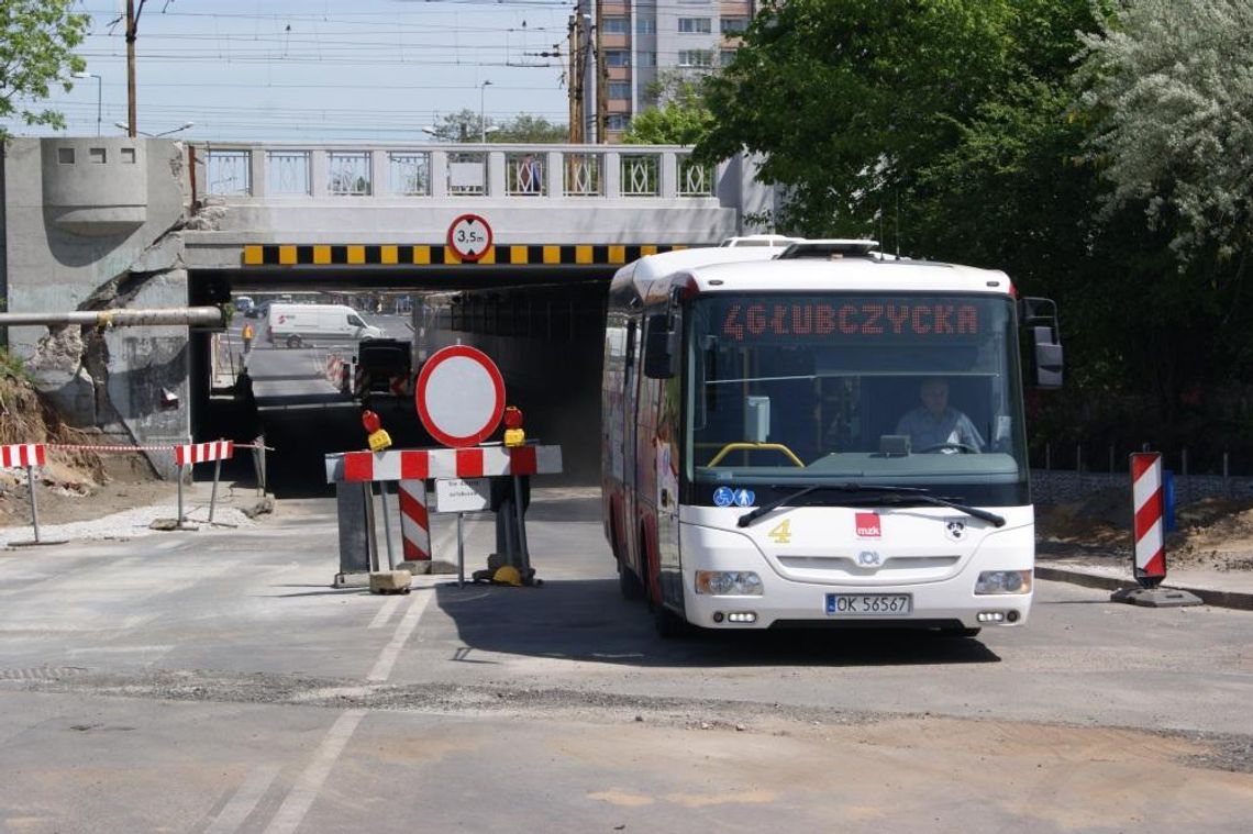 Wiadukt otwarty dla autobusów, pieszych i rowerzystów. Autem przejedziesz dopiero po 18