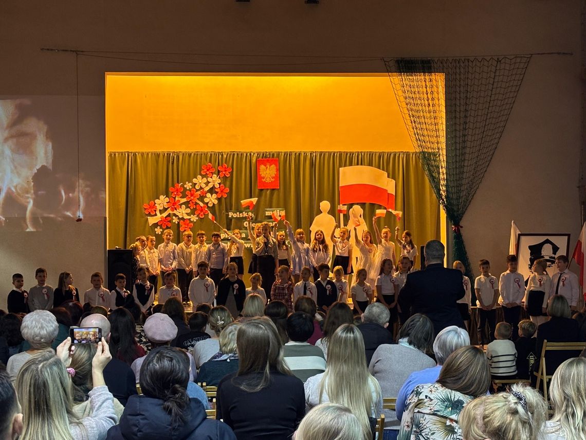 Wieczornica patriotyczna w "Dwunastce". Uczniowie wzięli udział w żywej lekcji historii Wieczornica patriotyczna w "Dwunastce". Uczniowie wzięli udział w żywej lekcji historii