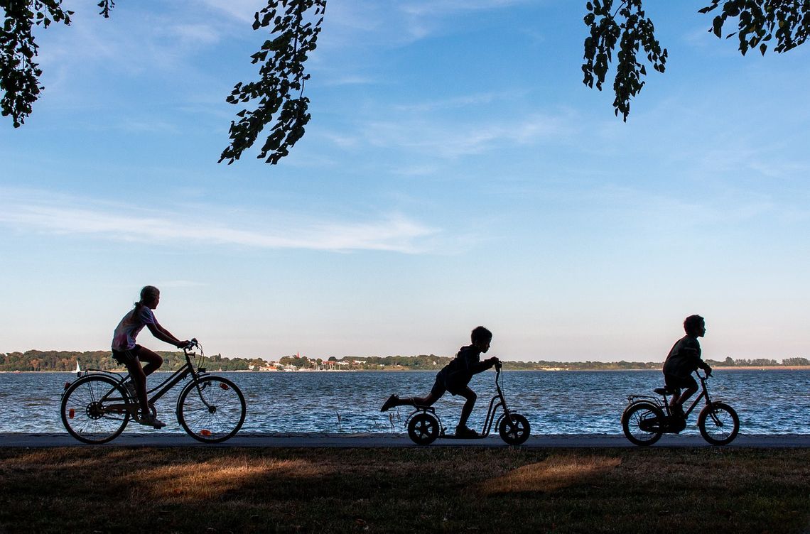 Wiek dziecka a przyczepka rowerowa – kiedy można zacząć wozić malucha?